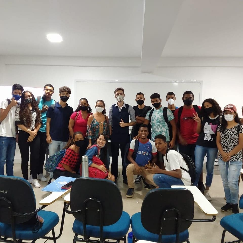 Grupo de jovens em sala de aula após a palestra