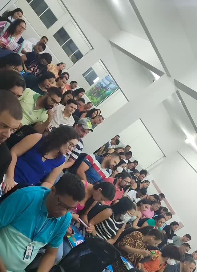 Plateia lotada em um auditório durante o circuito