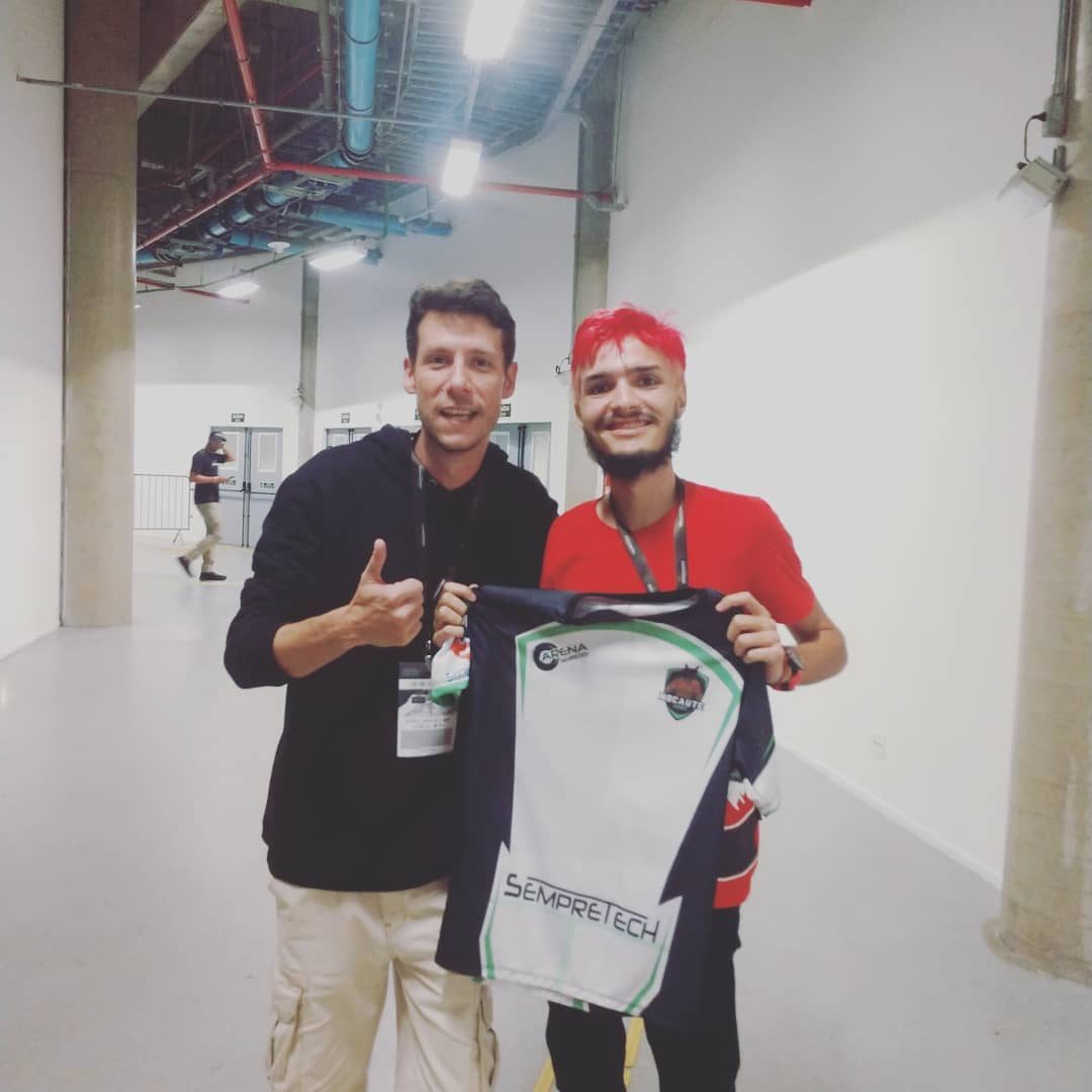 Matheus Ché com uma camisa de time na DreamHack Rio