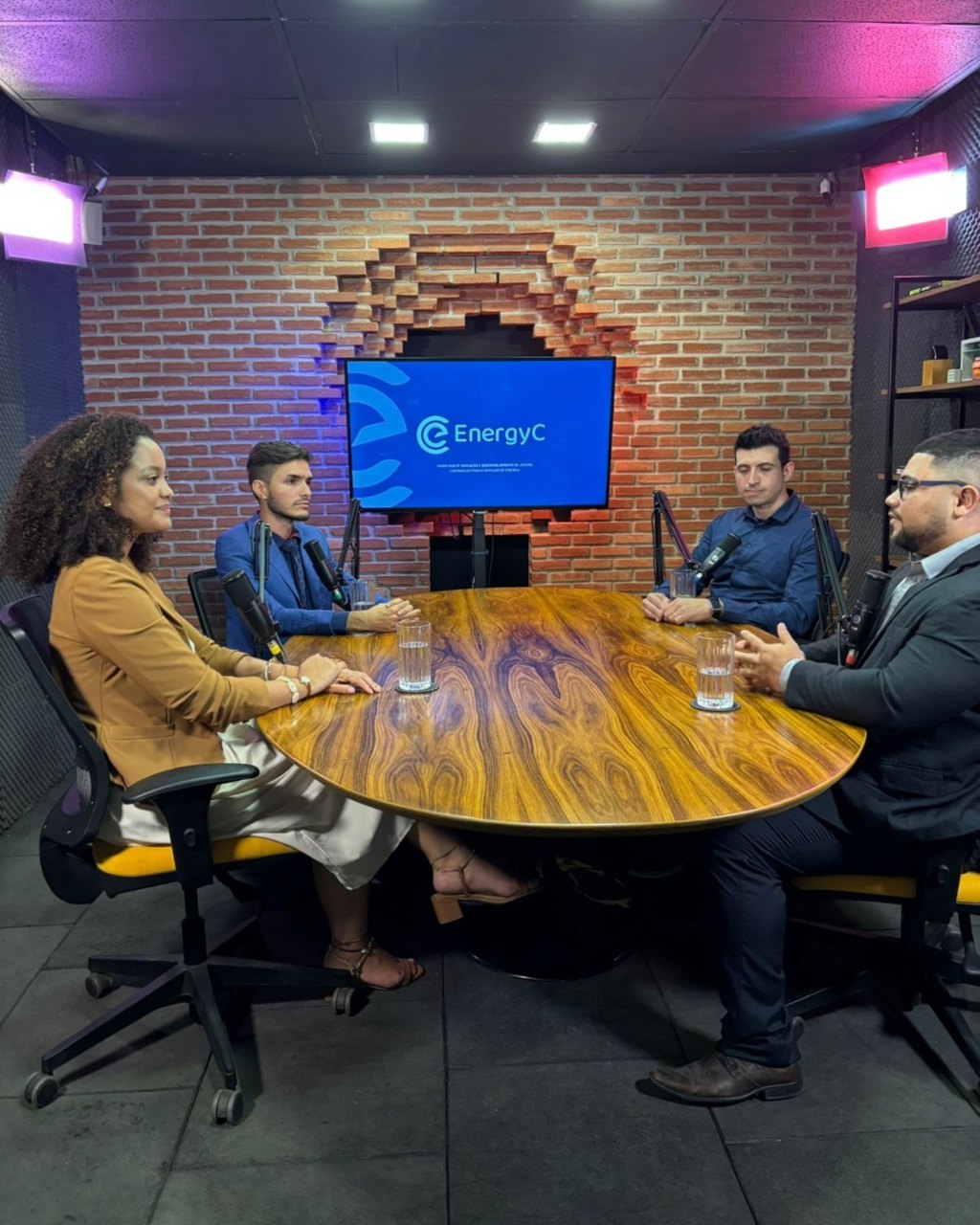 Gravação do EnergyCast em estúdio, com convidados ao redor de uma mesa