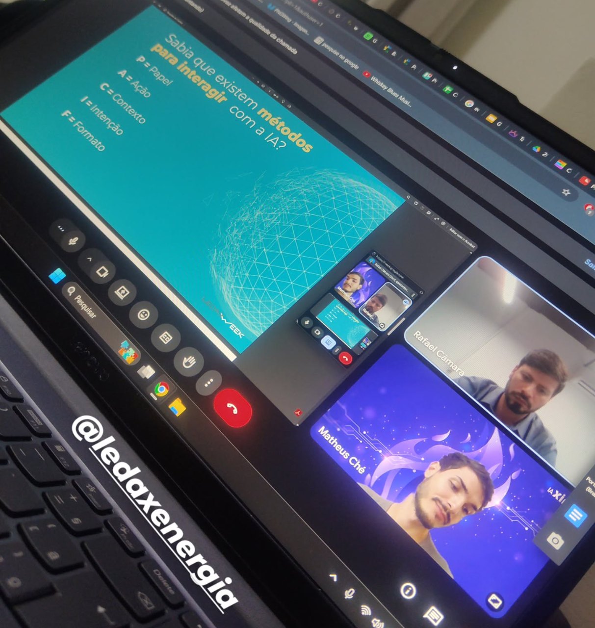 Tela de notebook com o slide da Ledax Week sobre métodos para interagir com a IA e a câmera de Matheus Ché na chamada