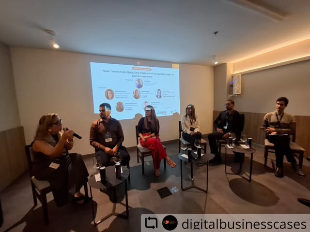 Painelistas sentados no palco do Digital Business Cases, em Salvador