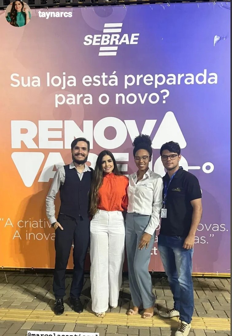 Cuatro personas frente al banner del Renova Varejo, del Sebrae