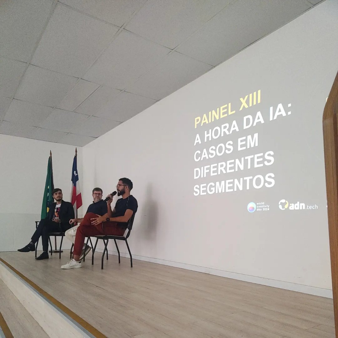 Palco do World Creativity Day 2024 com o painel “A hora da IA” projetado na parede