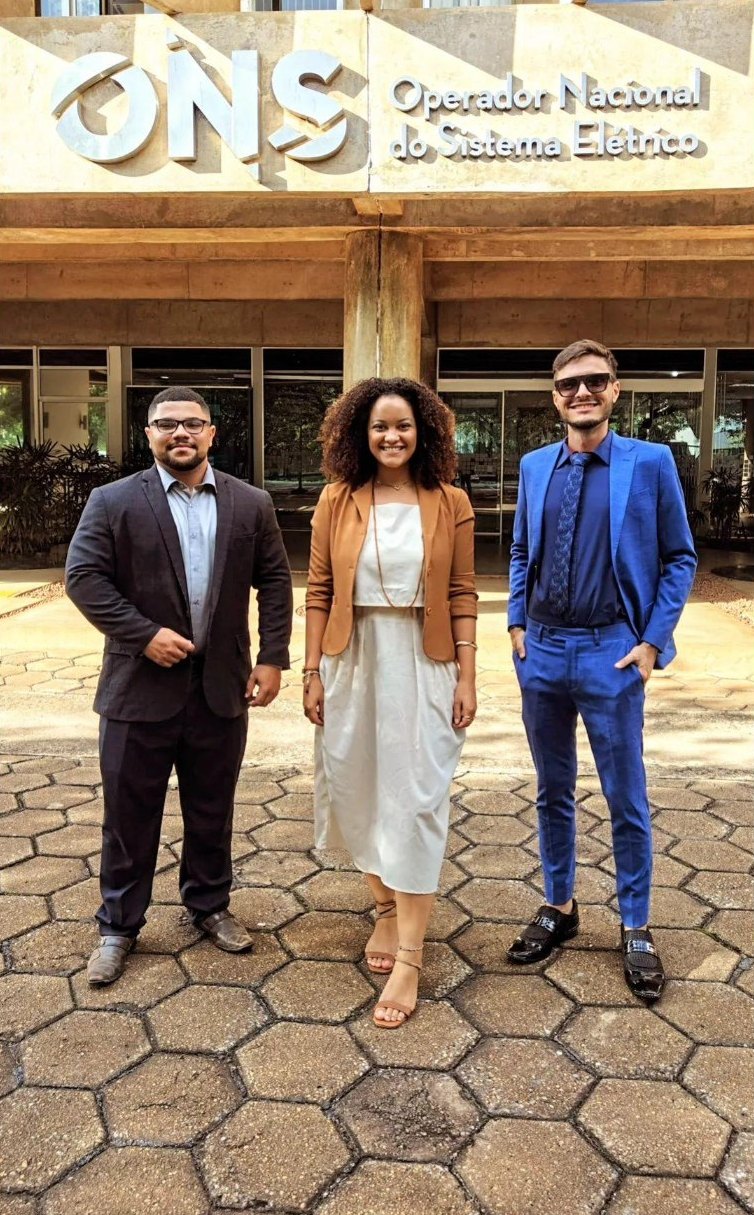 Matheus Ché, de terno azul, com outros dois delegados do YES Brasil em frente ao prédio do ONS, em Brasília